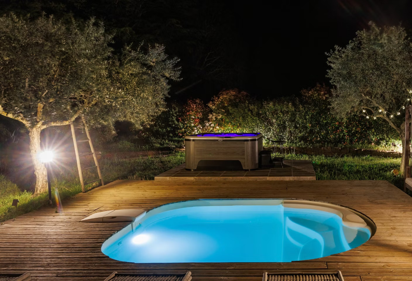 Le jacuzzi extérieur chauffé toute l’année vous permet de prolonger ces instants de bien-être en toute saison.