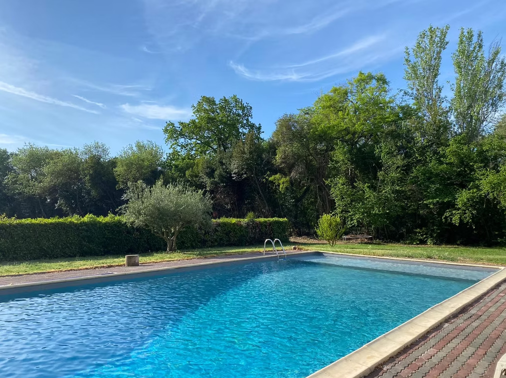 Piscine dans un parc arboré