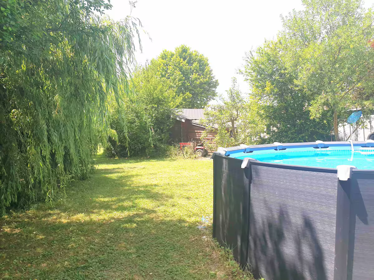 Piscine au milieu du verger