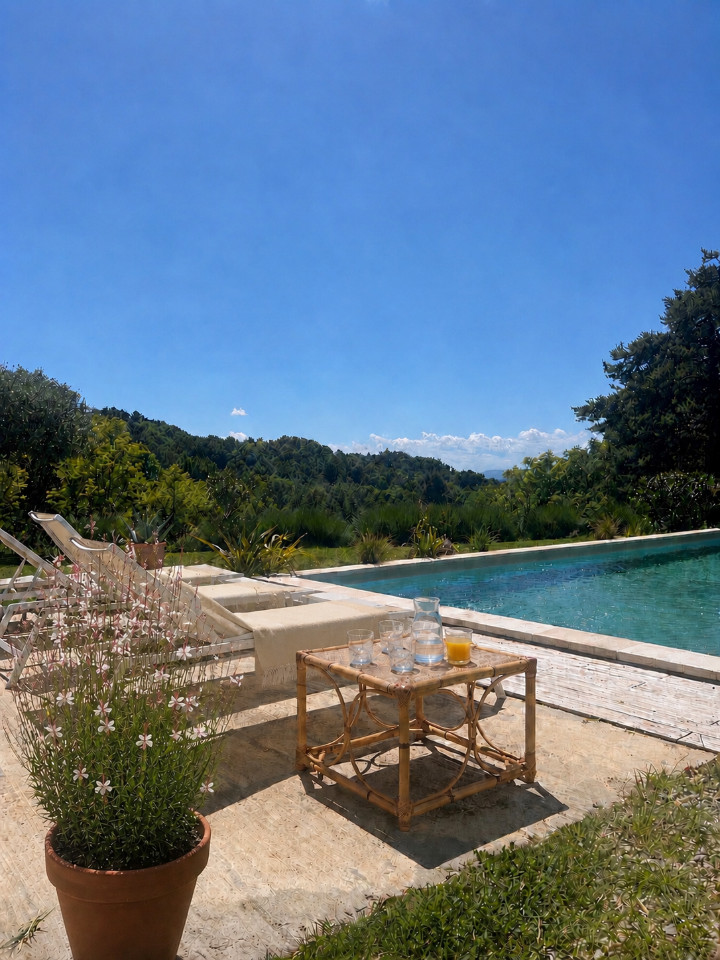 Une piscine avec vue panoramique sur les collines, dans un calme absolu.