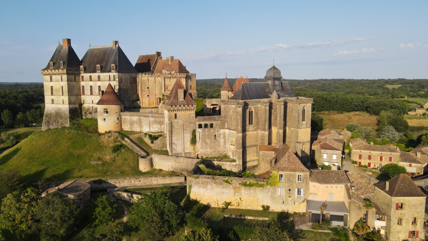 Castelwood : Un refuge au pied du Château de Biron