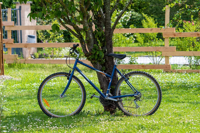 Vélos à disposition sous la grange