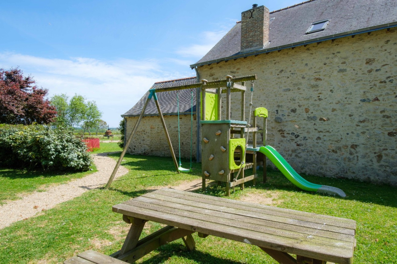 Toboggan et balançoire pour les enfants