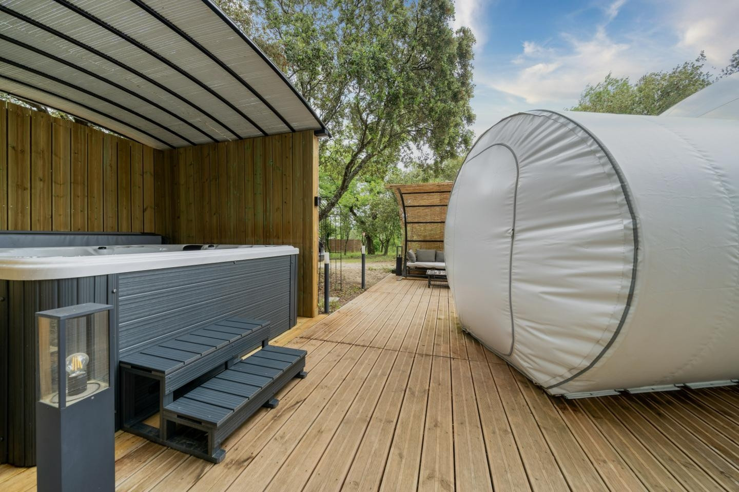 Jacuzzi à côté de la bulle