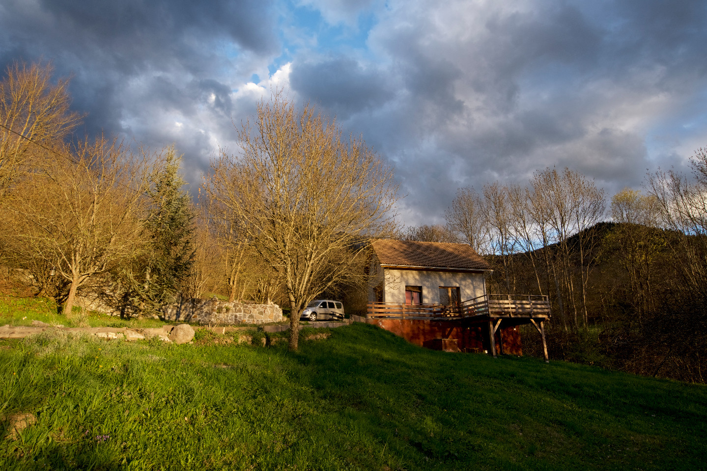 au bord d'une petit rivière, au frais, à l'ombre
