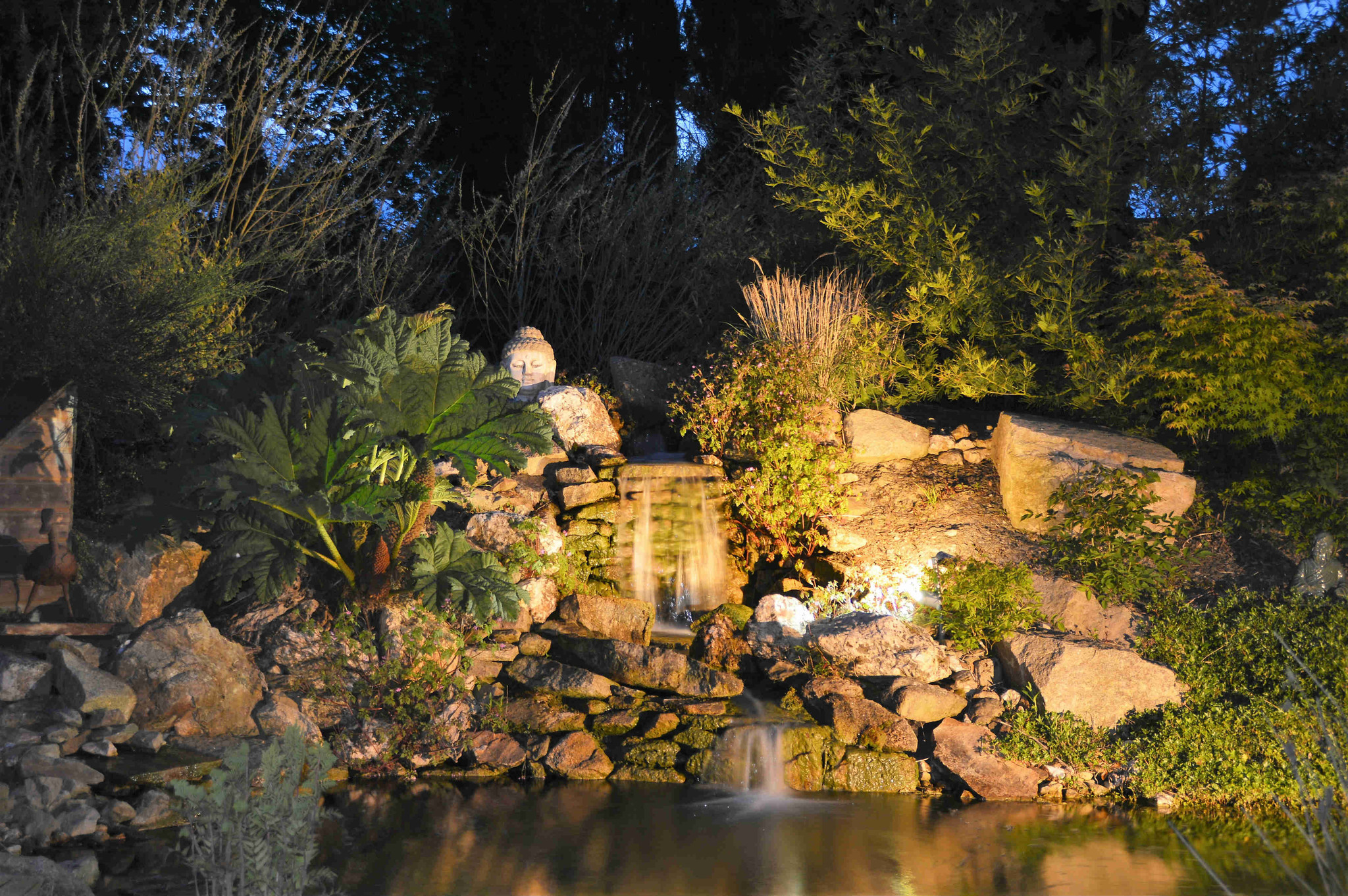 jardin paysager des 5 sens sur 5000m² avec des coins où se reposer auprès d'une cascade et d'un bassin en admirant les nénuphars, ou bien lire un bon livre sur une chaise longue avec la fontaine et les oiseaux pour fond sonore...