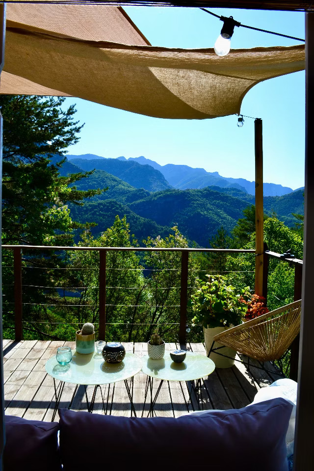 Cabane du Val nichée en pleine nature avec vue panoramique.