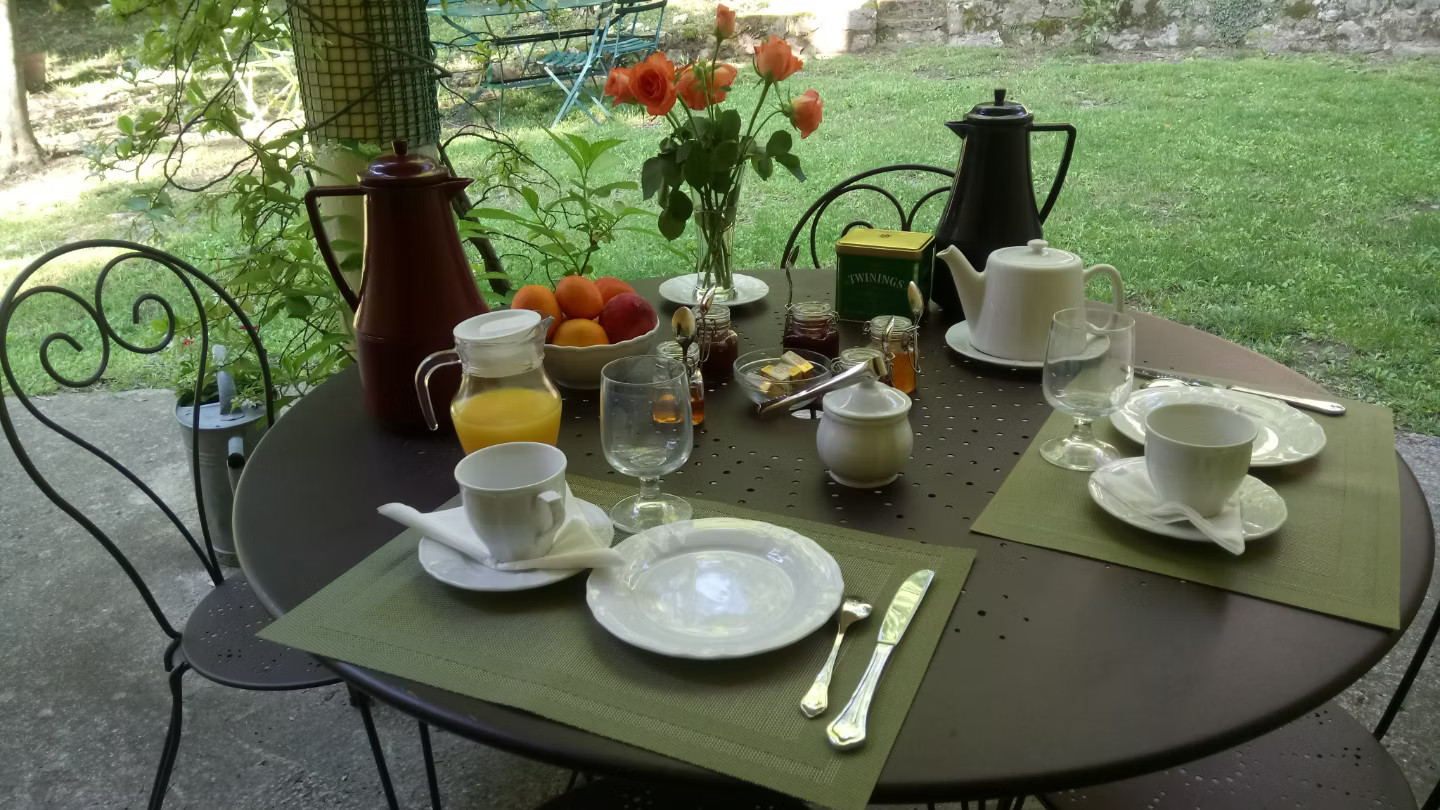 Petits déjeuners dans le parc à l’ombre de ses arbres centenaires (en été)