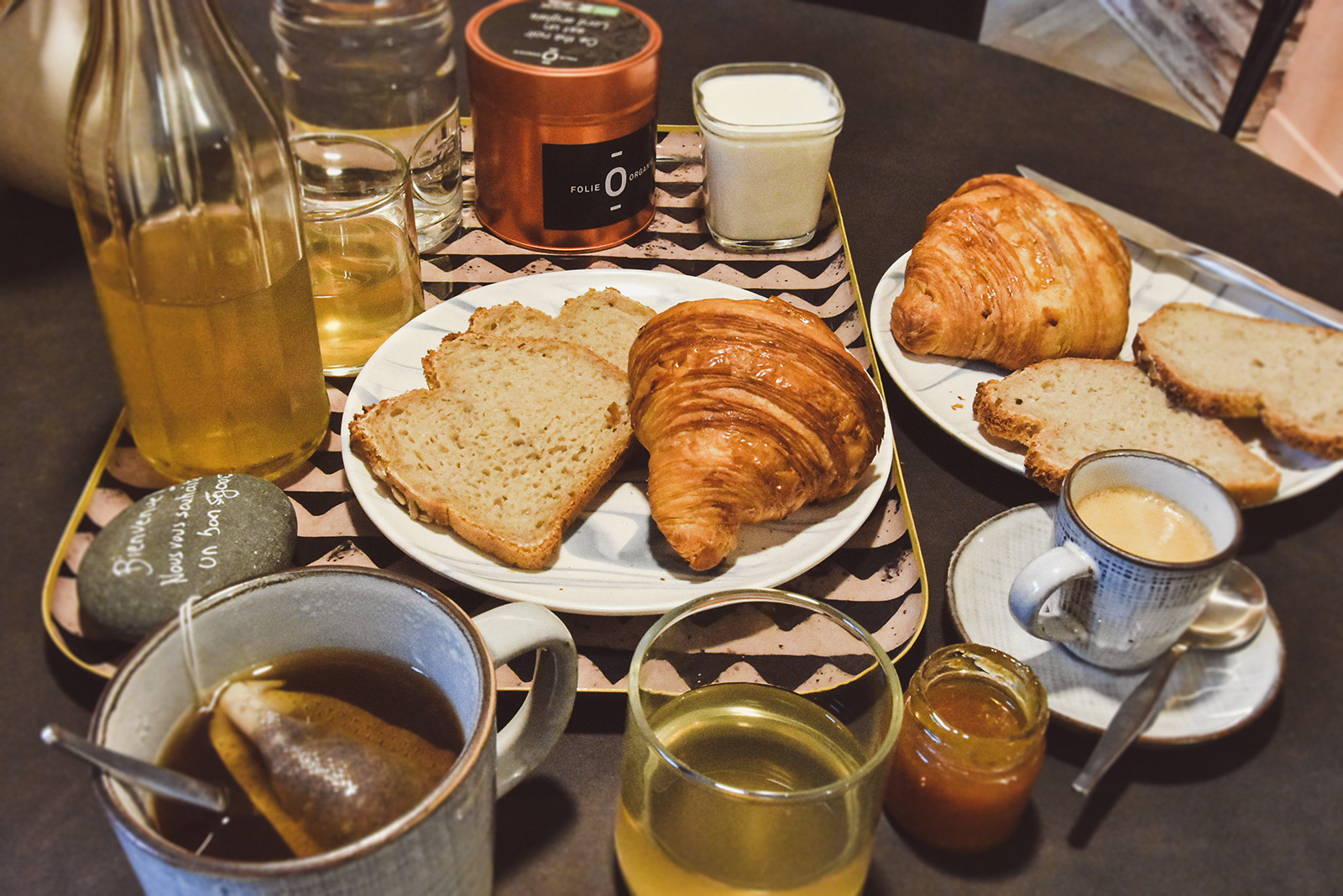 LE PETIT DÉJEUNER MAISON & LOCAL A DÉGUSTER AU JARDIN OU DANS VOTRE SUITE