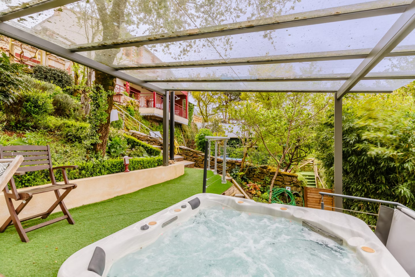 Détendez-vous dans le SPA sous le chêne
