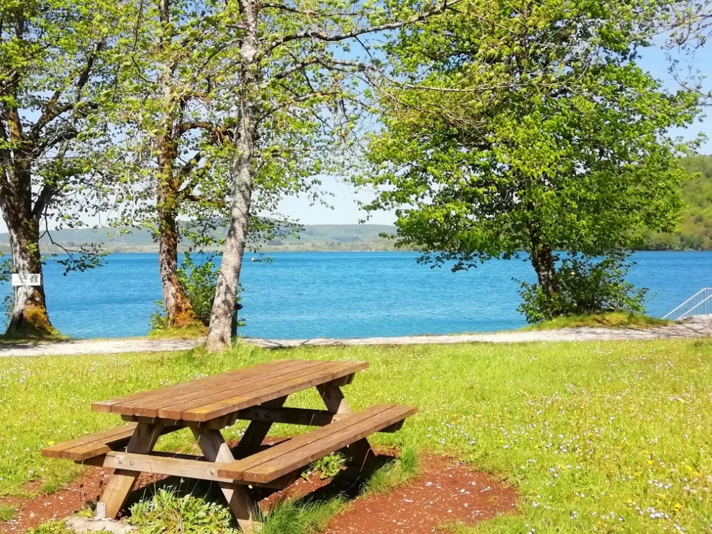À seulement 300 mètres du Lac de Chalain