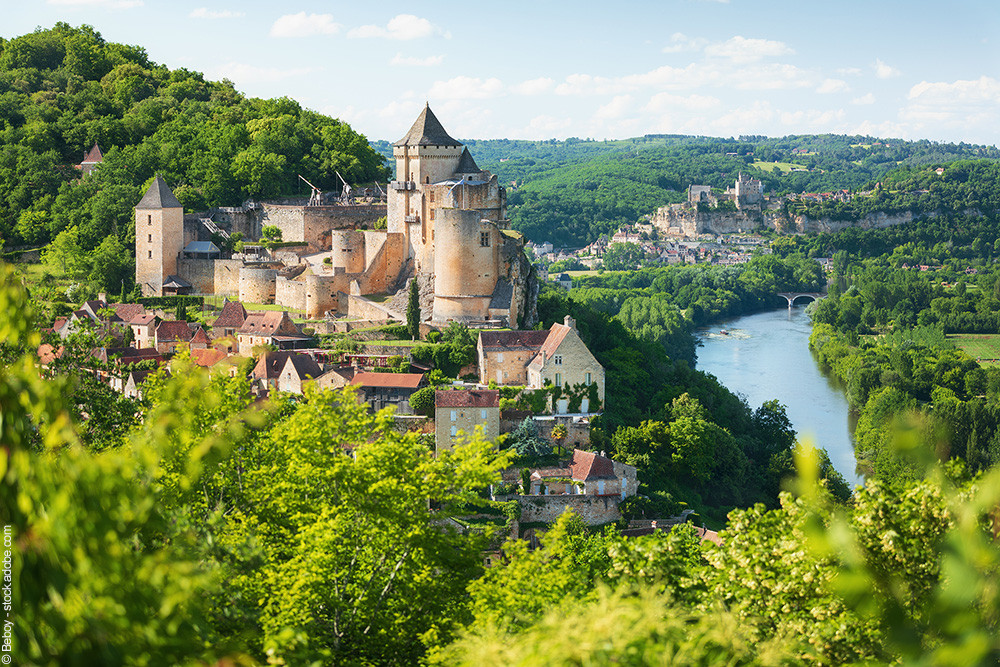 Plongée dans l’histoire : châteaux, villages et grottes préhistoriques
