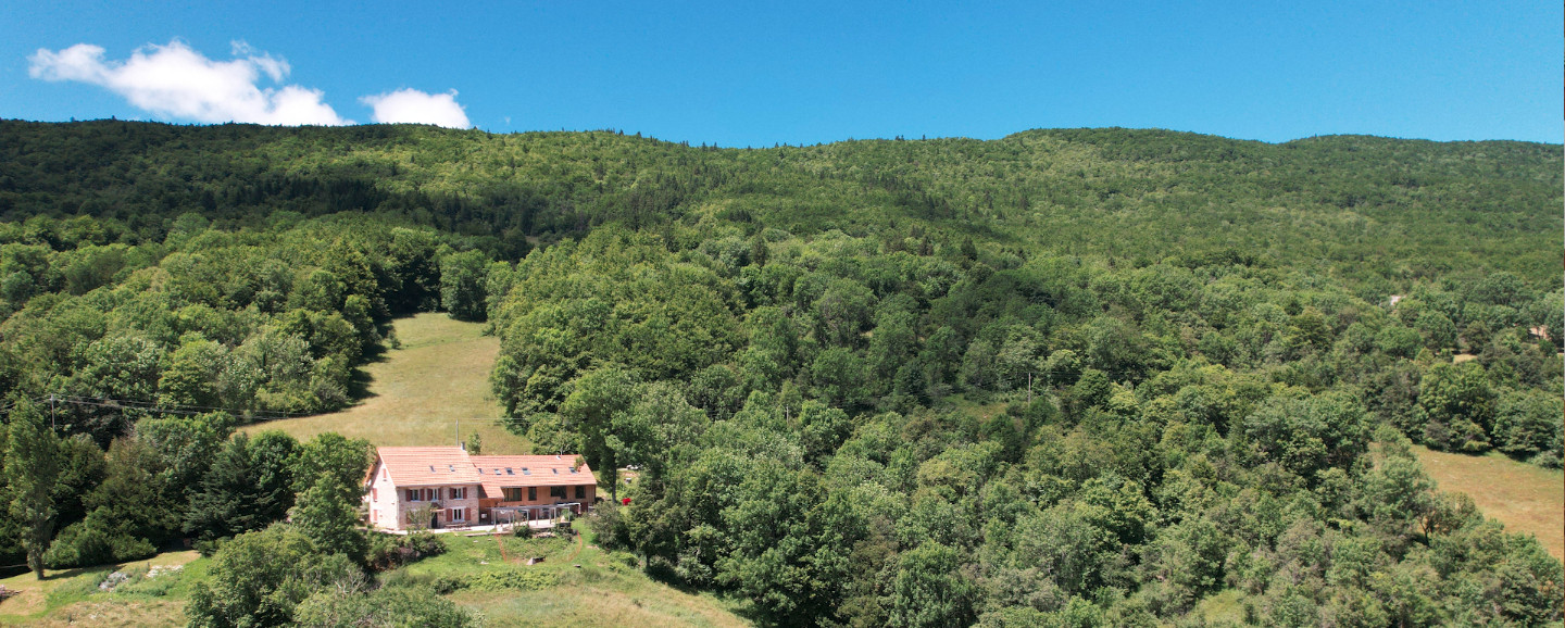 L'isolement accessible d'un refuge de montagne