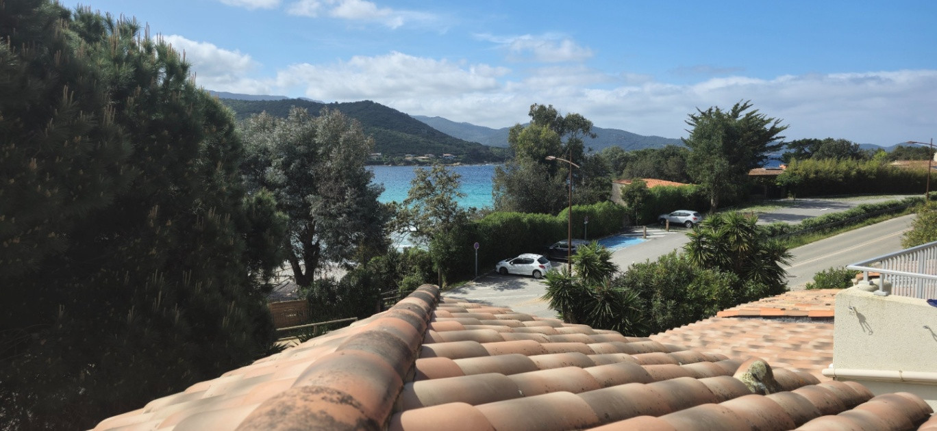 La plage du Ruppione, de l'autre côté de la route
