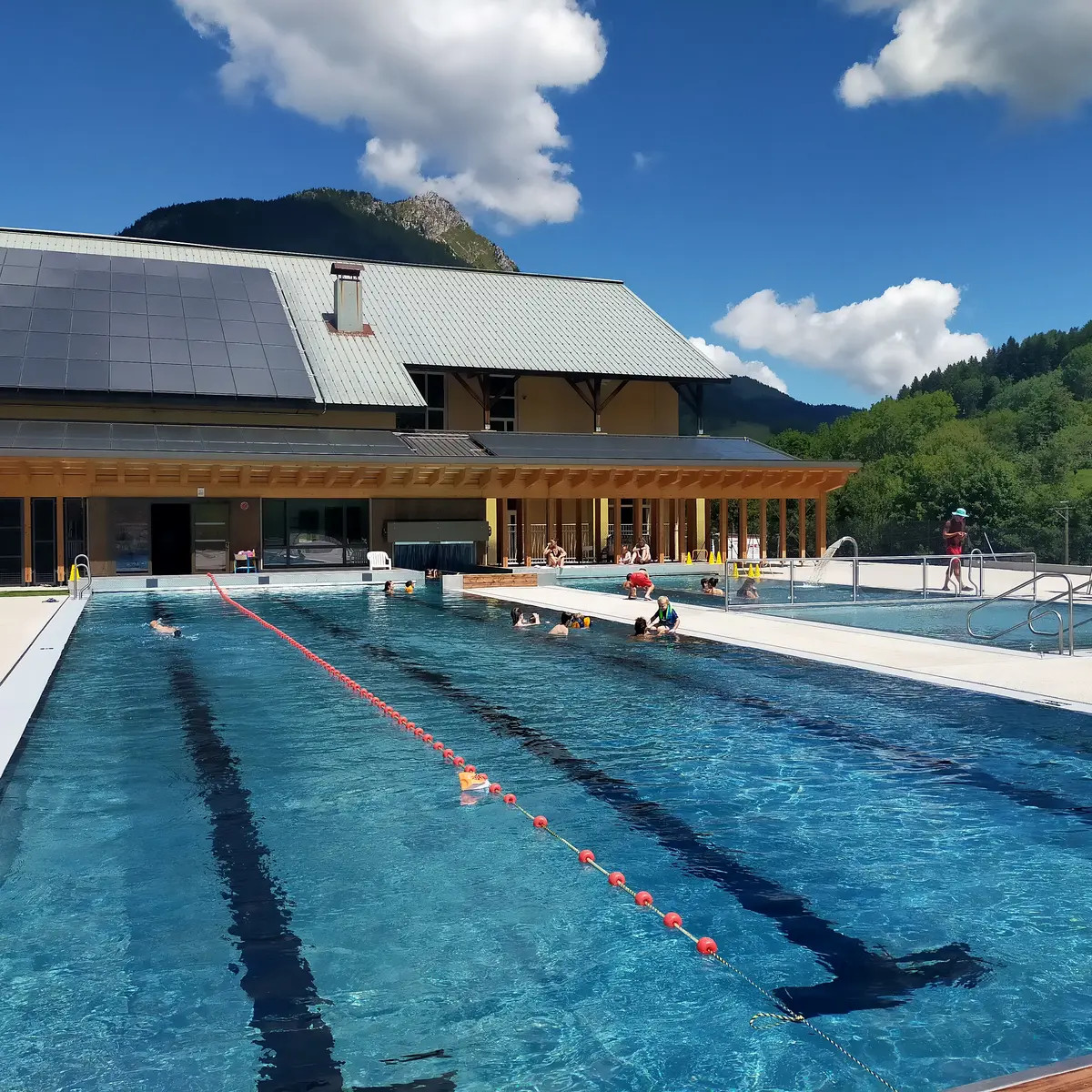 Piscine en bassin nordique ou vert toute l'année sauf avril à deux pas du chalet