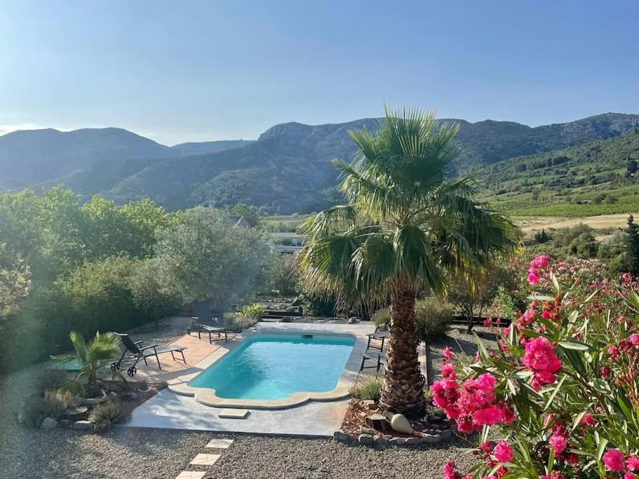 Piscine au cœur d’un jardin avec terrasse ombragée