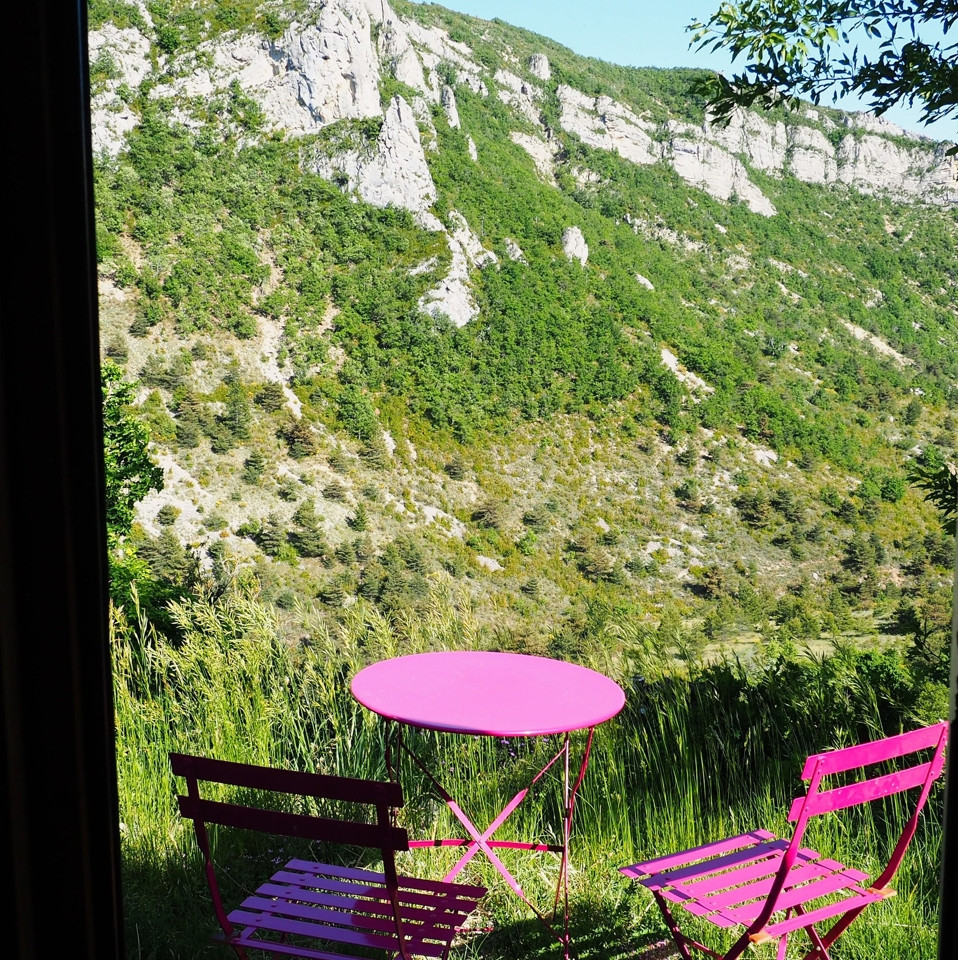 Au milieu de nulle part face aux montagnes