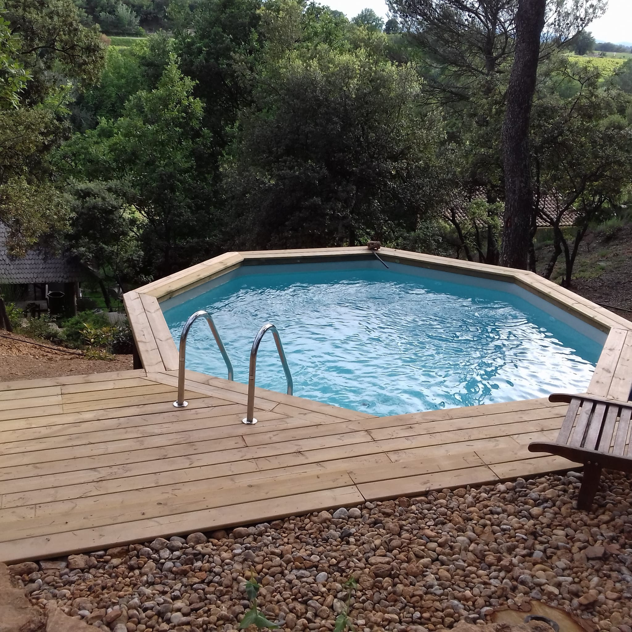 Piscine avec vue sur les collines et le chant des cigales