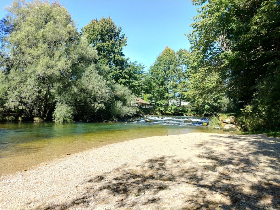 Gîte situé en bordure de rivière, plage au soleil
