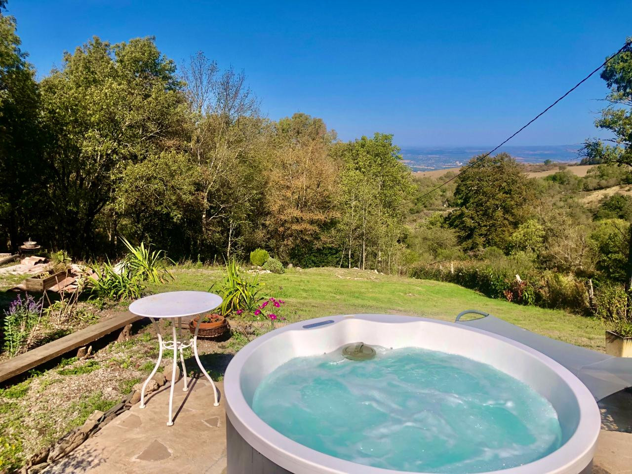 Jacuzzi extérieur privatisé