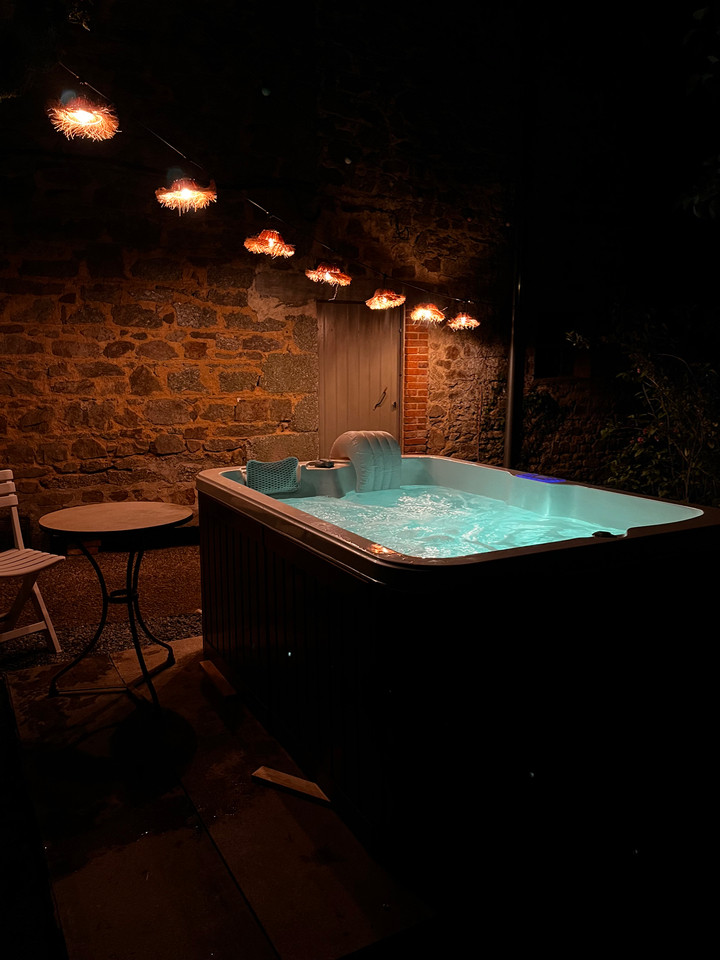 Jacuzzi dans le jardin avec vue sur la nature