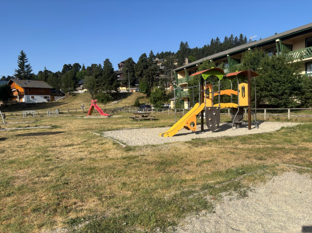 Proche pistes, parc pour enfants, randonnées