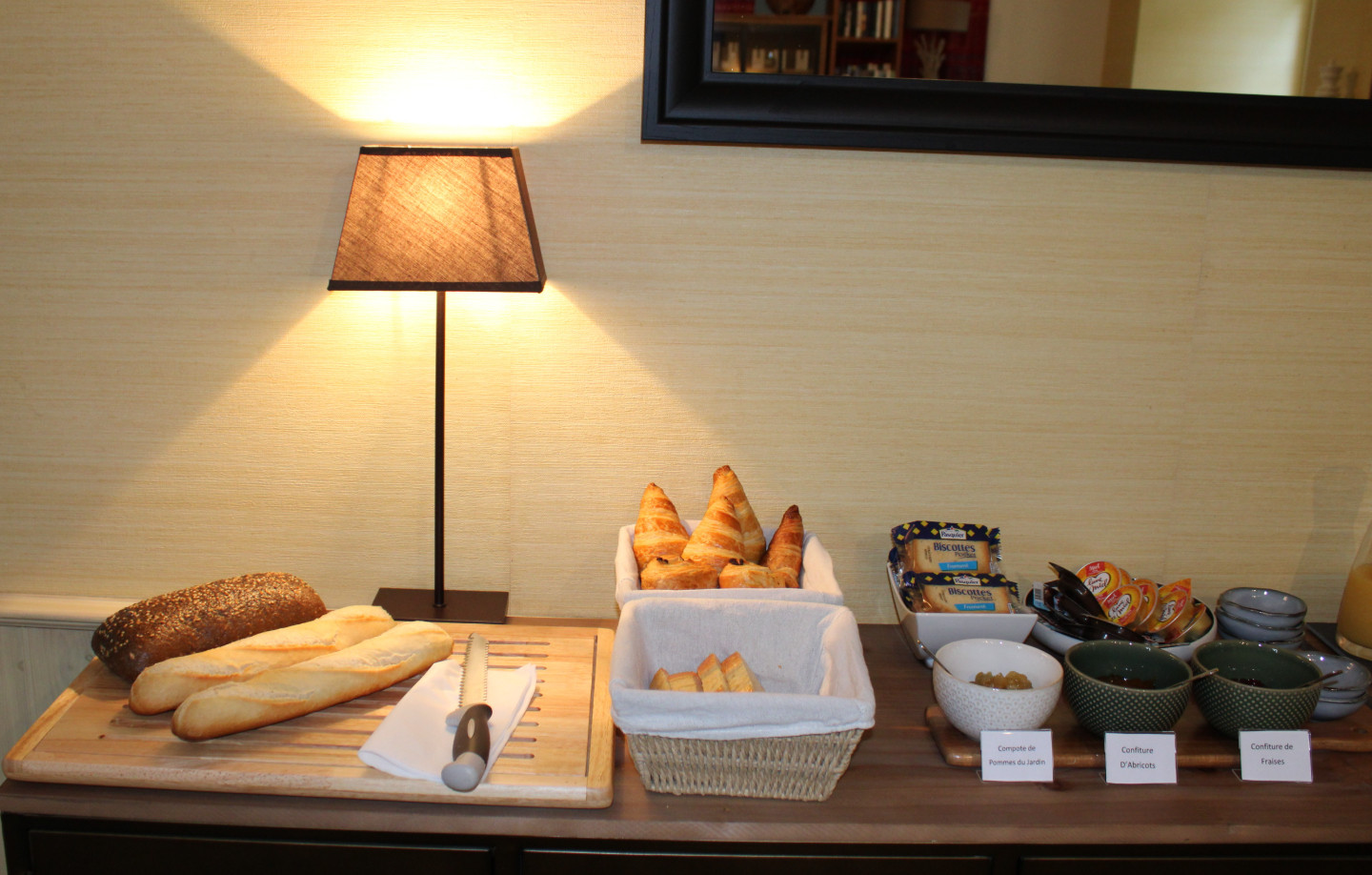 Petit-déjeuner buffet maison avec des produits locaux et fait maison