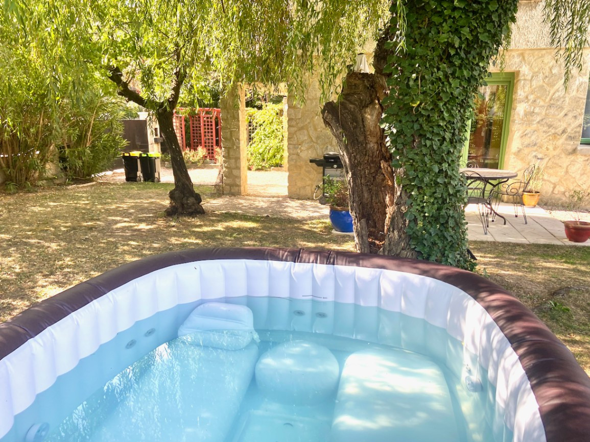 Jacuzzi privé, spacieux et chauffé en Provence