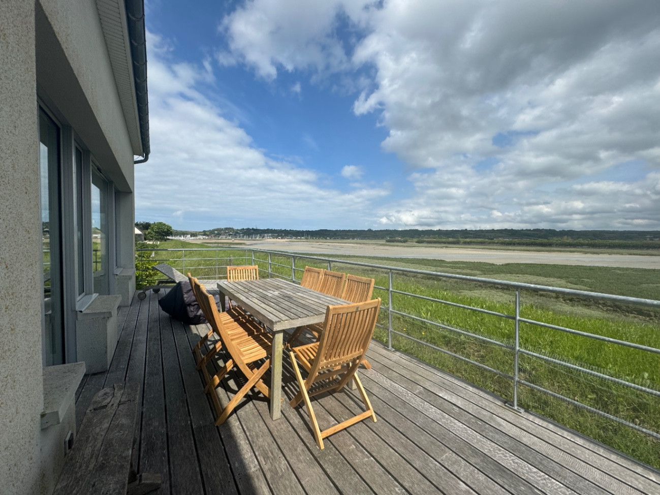 La maison se situe en bordure du havre naturel