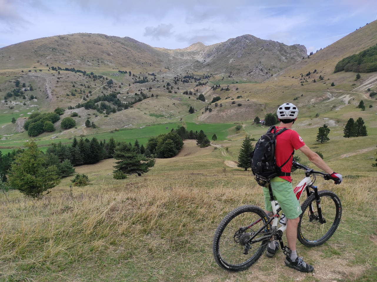 Les activités de plein air sont nombreuses autour du chalet. En hiver, ski de piste, ski de rando, skating. En été, via ferrata, escalade, VTT, rando, équitation, skate park, piscine municipale, trot' électrique tout terrain. tout est proche!