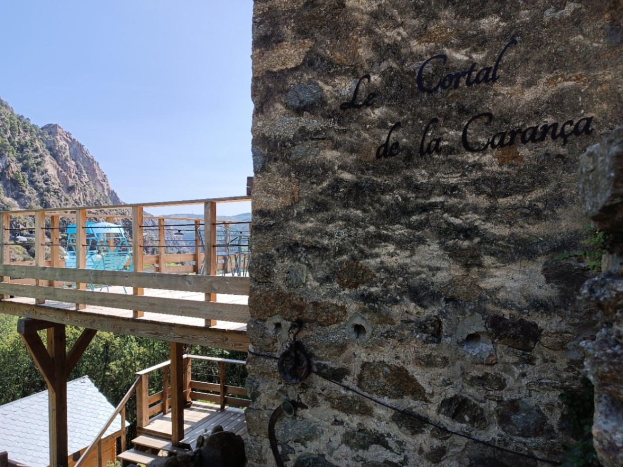 Vue imprenable sur la montagne.