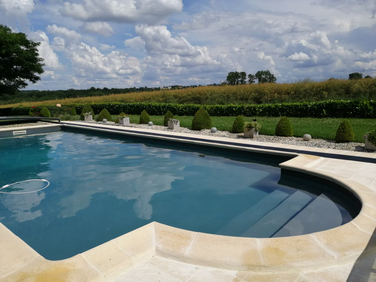 Piscine avec vue jardin et nature alentour