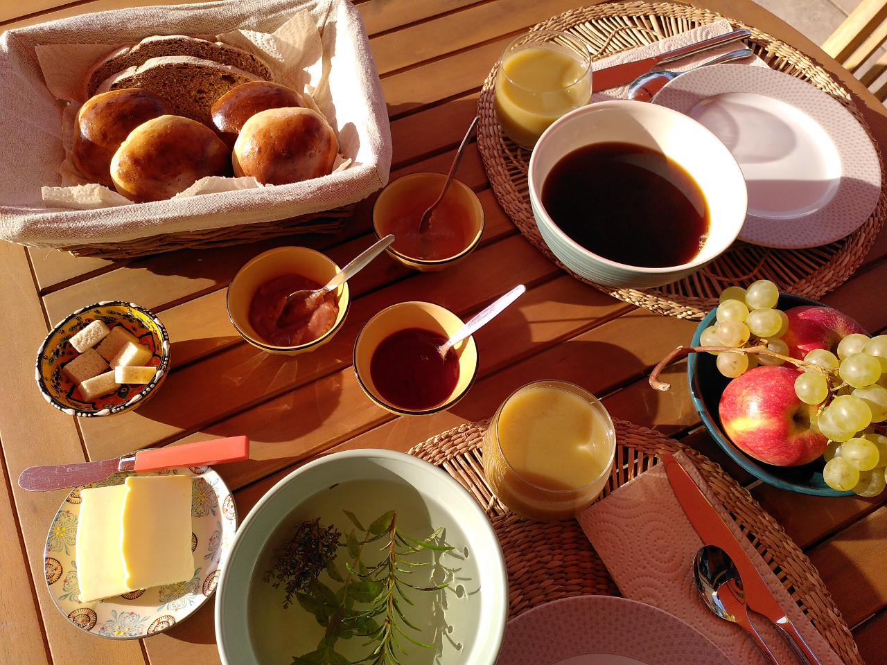 Petit déjeuner maison avec des produits biologiques et locaux