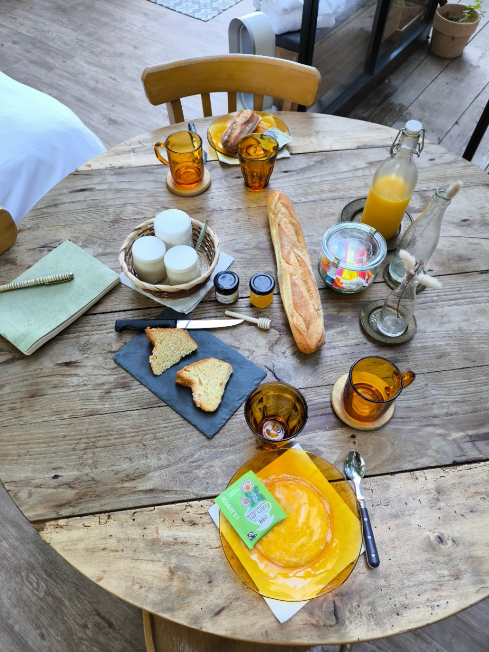 Petit déjeuner avec produits locaux