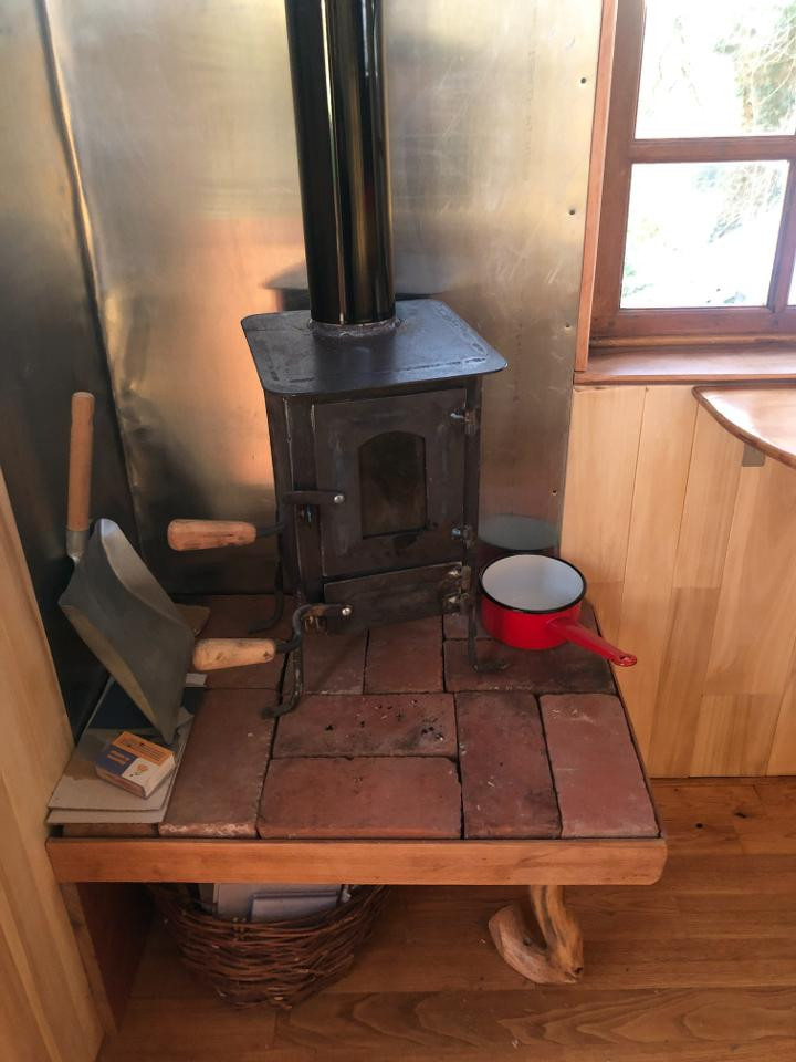 Poêles à bois dans le gîte et la roulotte
