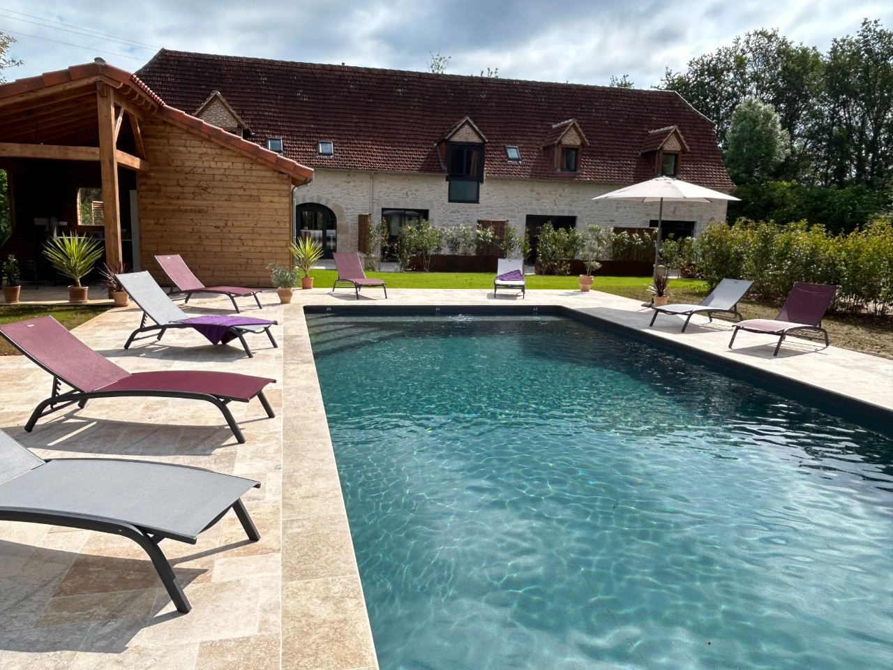 Piscine et espace bain de soleil