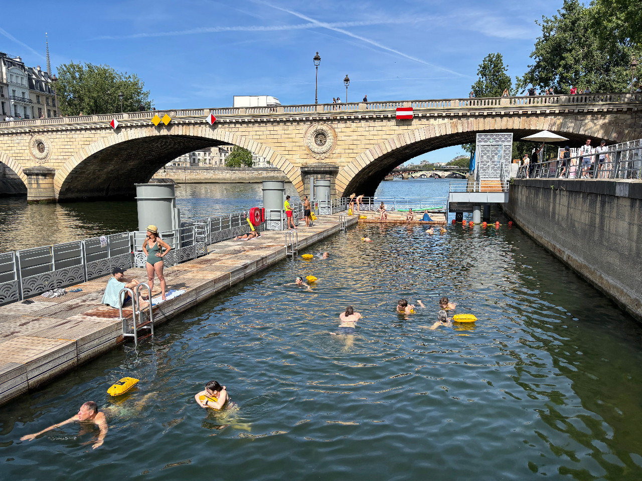 Nager dans la Seine. Swimming in the Seine.