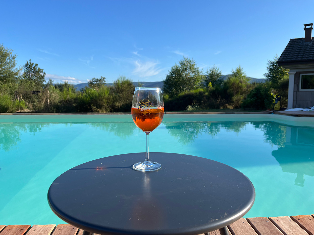 Piscine chauffée ouverte de mai à octobre avec pool house équipé