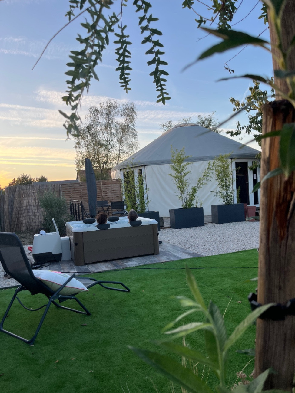 Jaccuzzi au calme dans l espace privatif du jardin
