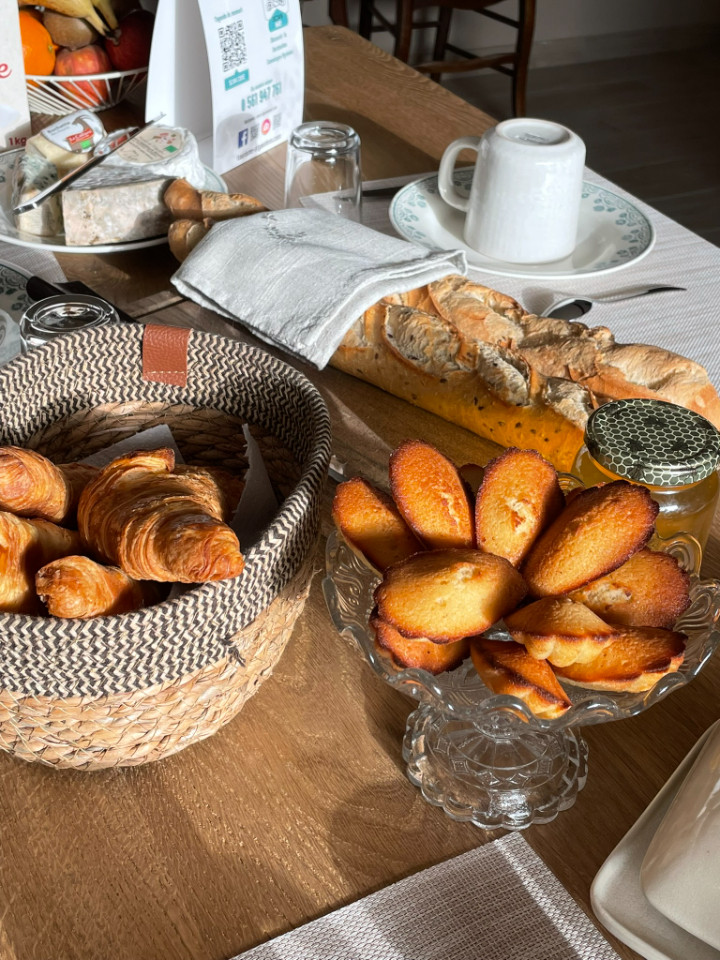 Petit-déjeuner maison à base de produits locaux et de la ferme