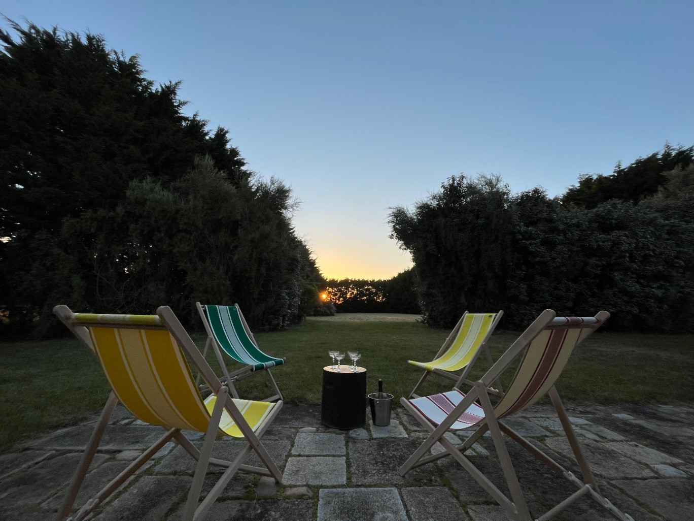 Le ciel dégagé après le coucher de soleil