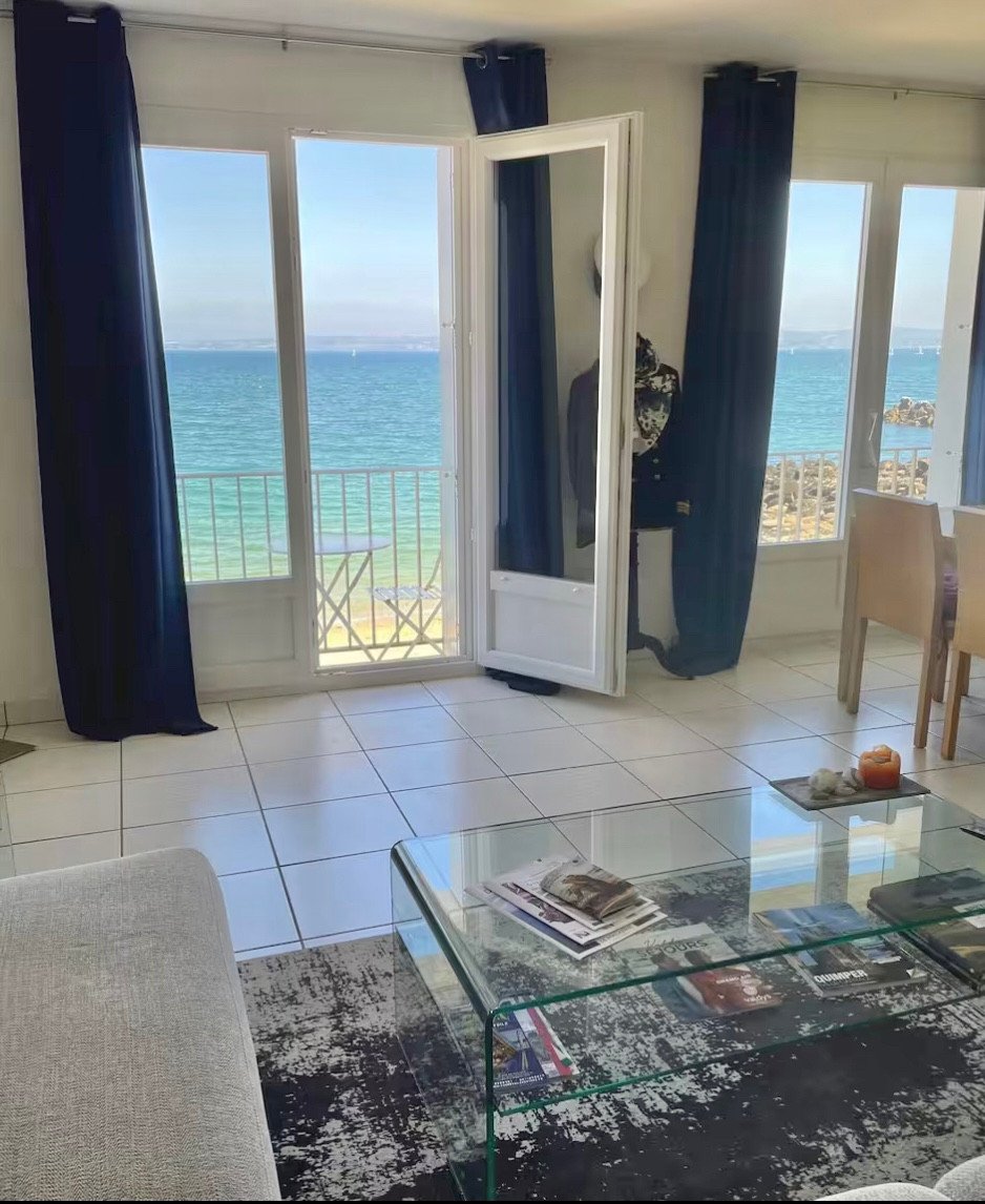 Vue mer du salon, coin repas et cuisine ouverte