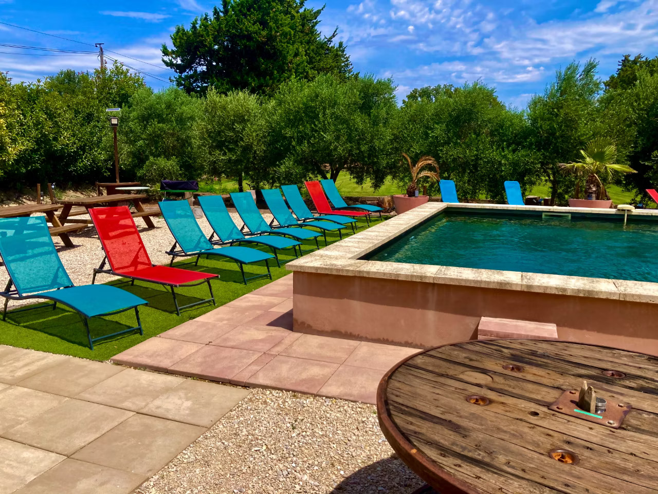 Piscine au cœur du vignoble provençal