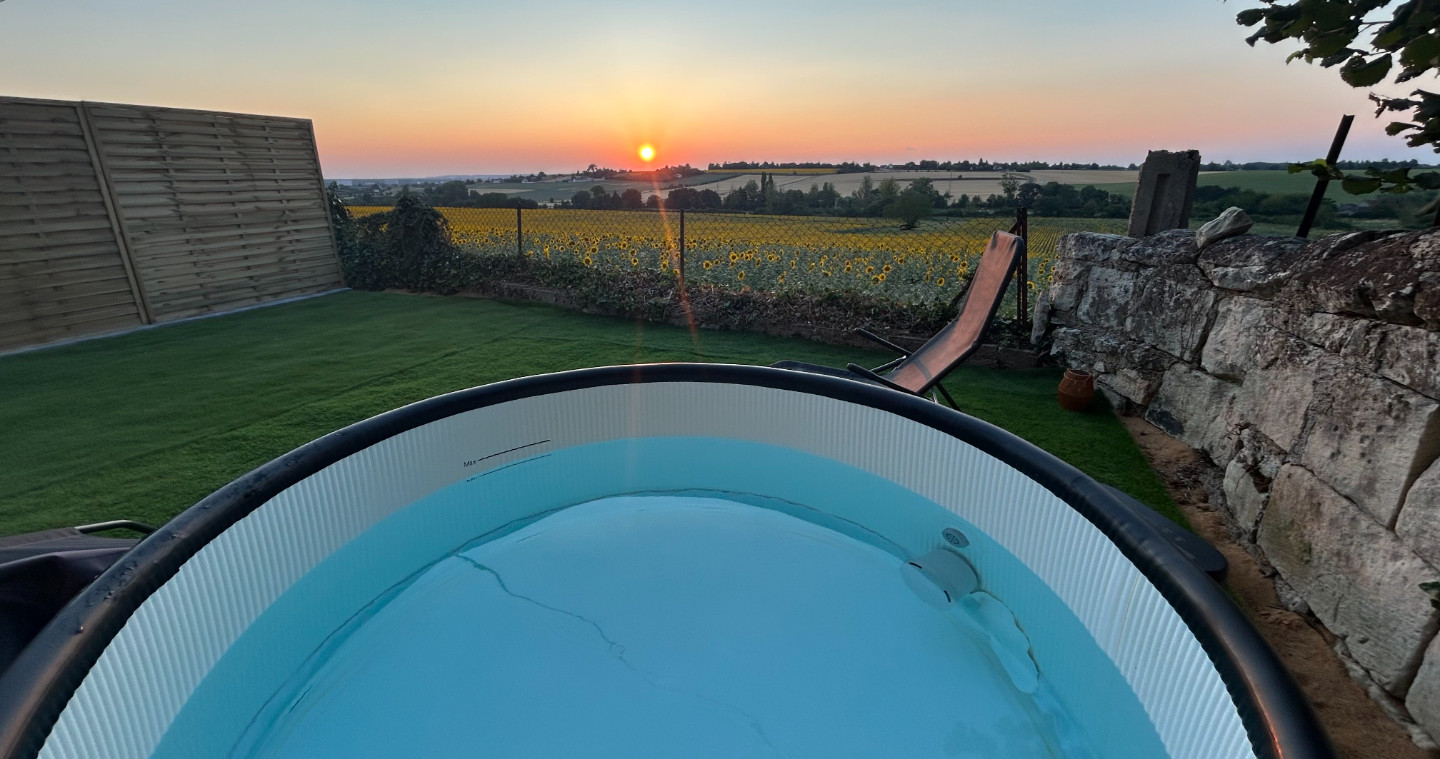 Jacuzzi avec vue sur les champs