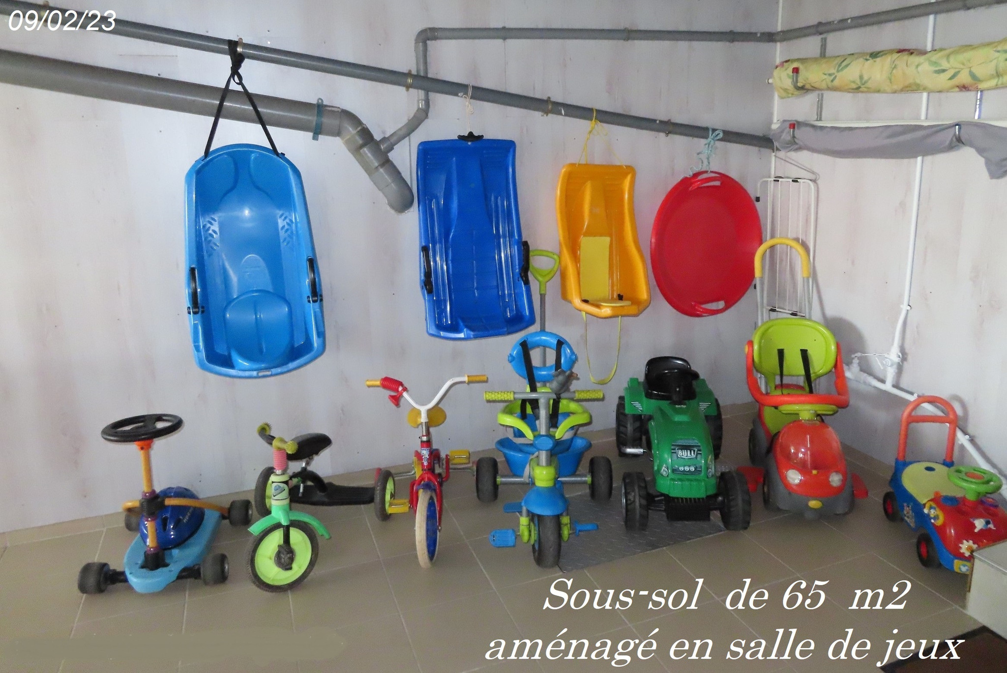 Sous-sol de 65 m2 aménagé en salle de jeux.
