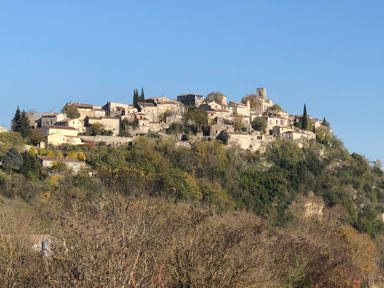Vue exceptionnelle sur la vallée et les toits