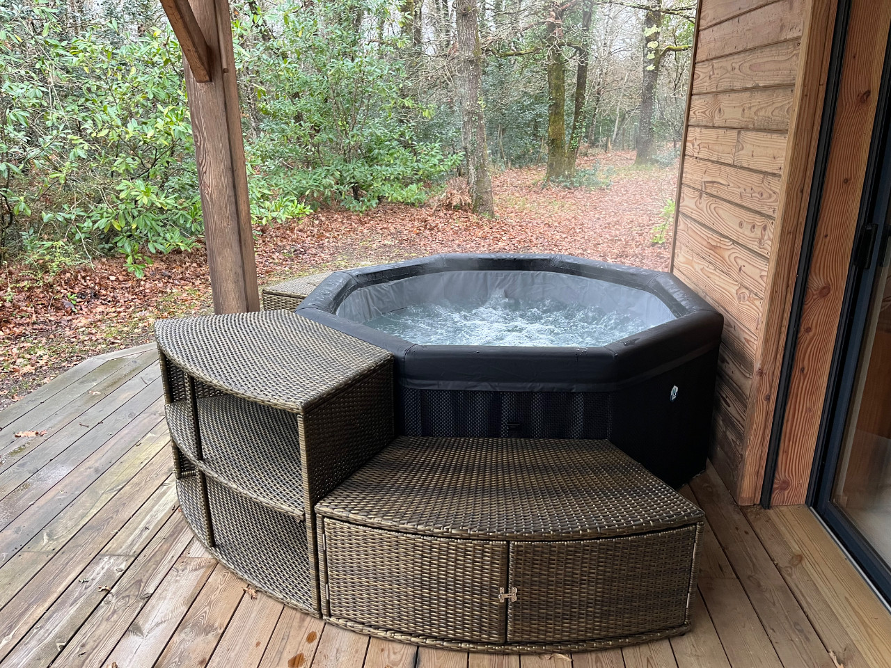 Jacuzzi abrité sur la terrasse et sauna infrarouge