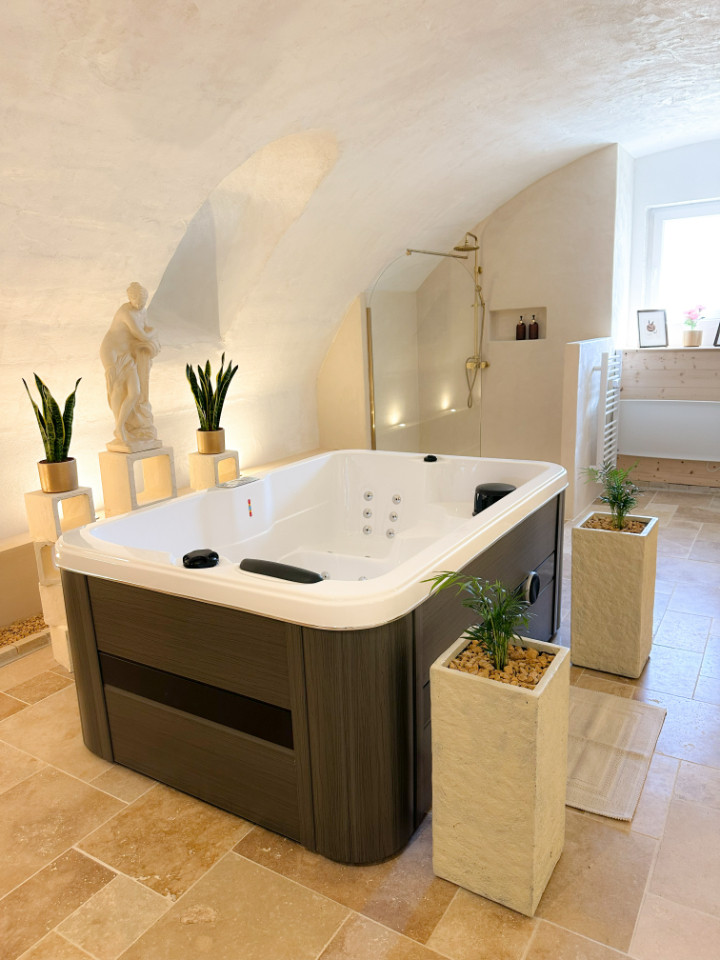 Jacuzzi privatif dans une cave voutée