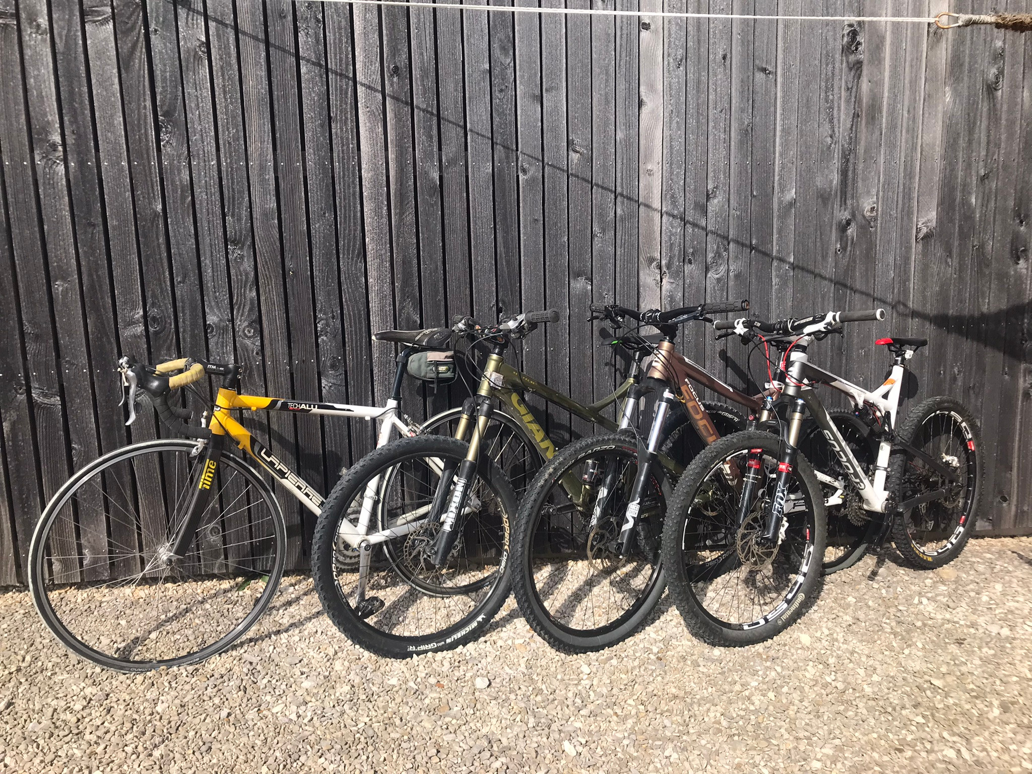 Prêt gratuit de 3 VTT tout suspendus