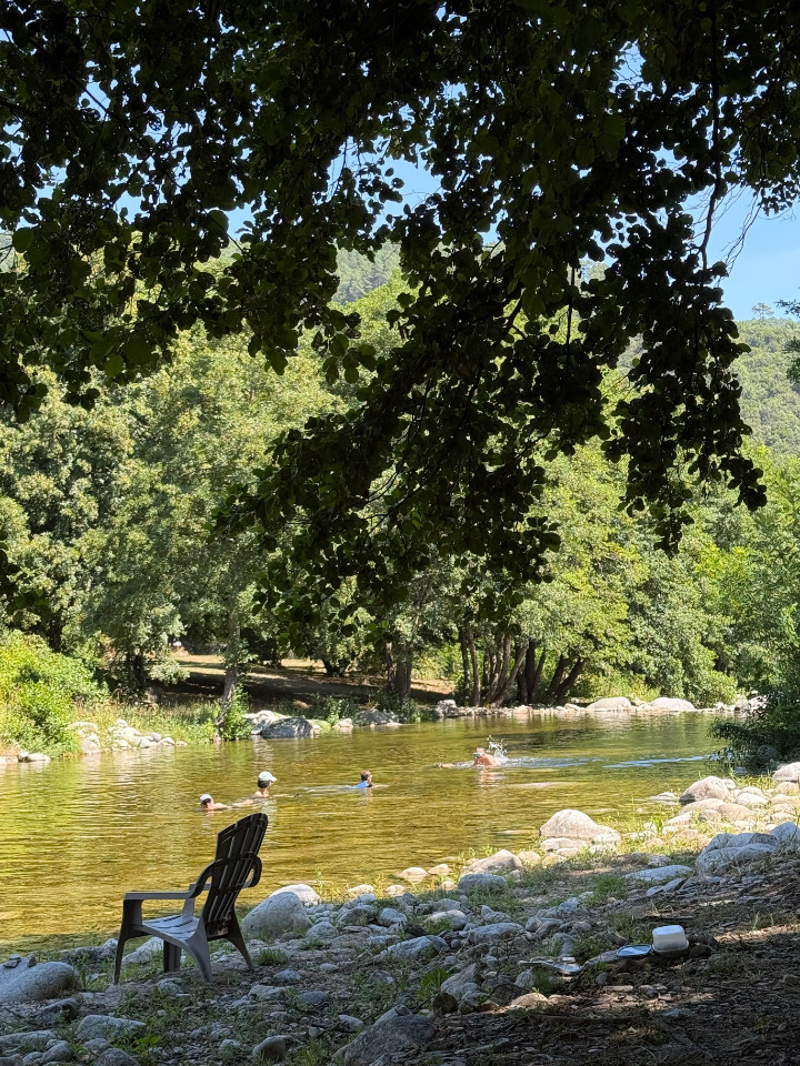 En bordure de rivière avec berges privés